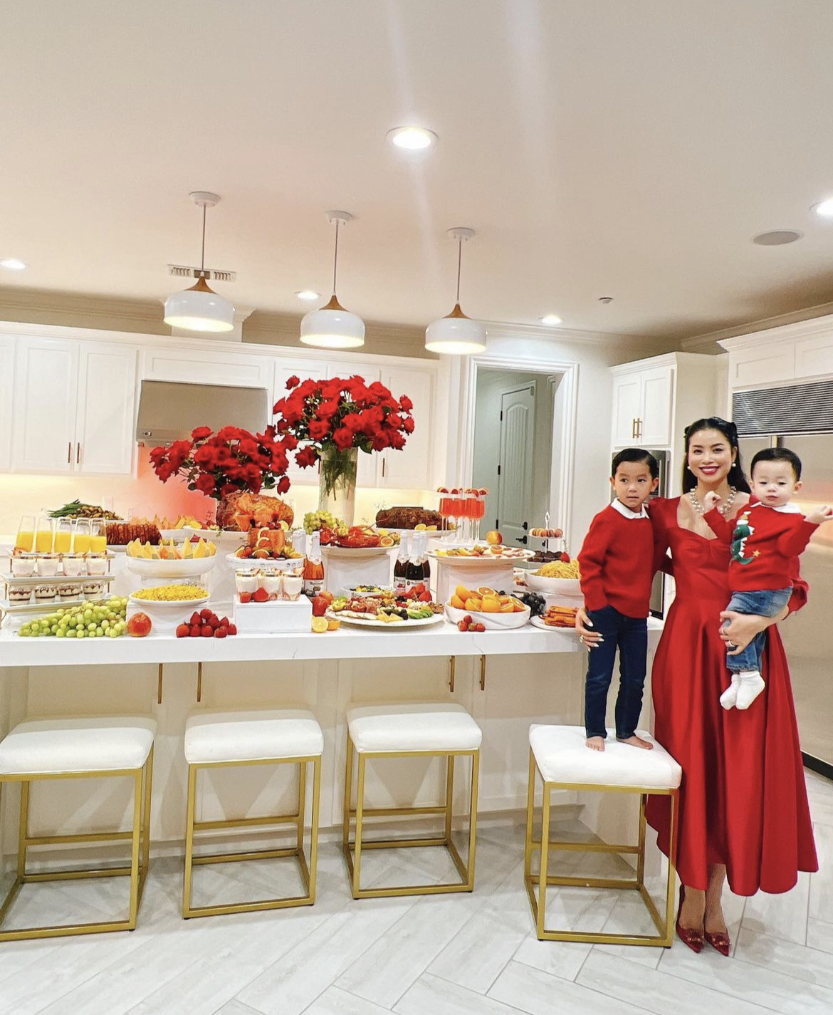 Hoa hậu Phạm Hương khoe ảnh hạnh phúc bên chồng và 2 con ở Mỹ - Ảnh 3.