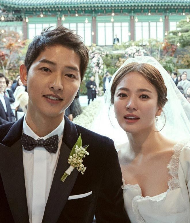 Phản ứng một trời một vực của truyền thông Hàn khi Song Joong Ki và Song Hye Kyo hẹn hò tình mới - Ảnh 4.