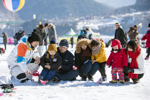 Hàn Quốc đâu chỉ có mỗi làng cổ hay tháp Namsal, Tết này nhất định đi câu cá trên băng, ăn uống trong chợ truyền thống! - Ảnh 3.