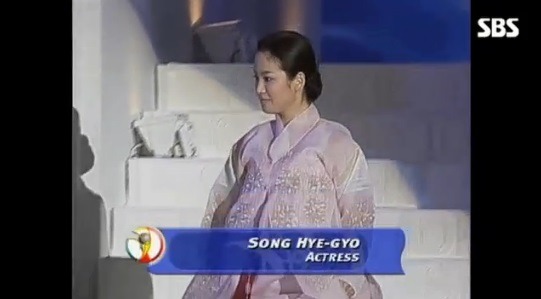 Song Hye Kyo gặp huyền thoại bóng đá Pele ở sân khấu World Cup 2002, ai dè sự nghiệp thăng hoa kể từ đó - Ảnh 2.