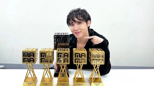 Đẳng cấp của BTS: 8 năm liên tiếp giành Daesang, trở thành nghệ sĩ đầu tiên trong lịch sử nhận giải Bạch Kim tại MAMA - Ảnh 2.