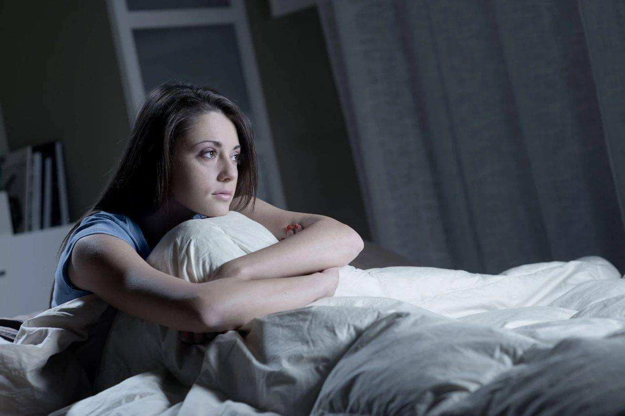 Dân văn phòng thường xuyên mất ngủ, dẫn tới đột quỵ sớm: Nắm vững 7 cách cải thiện giấc ngủ hiệu quả... - Ảnh 1.
