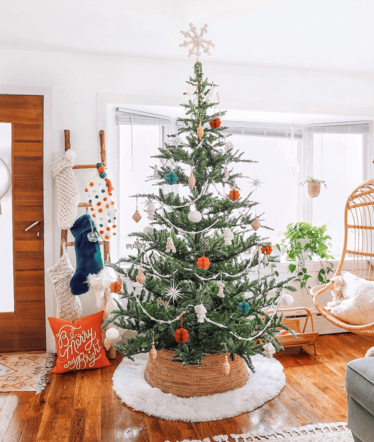 9 cách phối màu cực khéo mà bạn nên thử với cây thông Giáng sinh của gia đình - Ảnh 3.