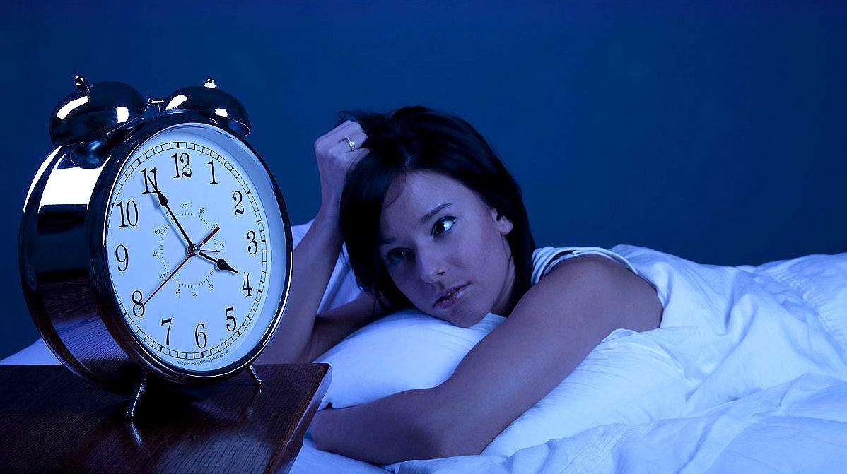Dân văn phòng thường xuyên mất ngủ, dẫn tới đột quỵ sớm: Nắm vững 7 cách cải thiện giấc ngủ hiệu quả... - Ảnh 4.