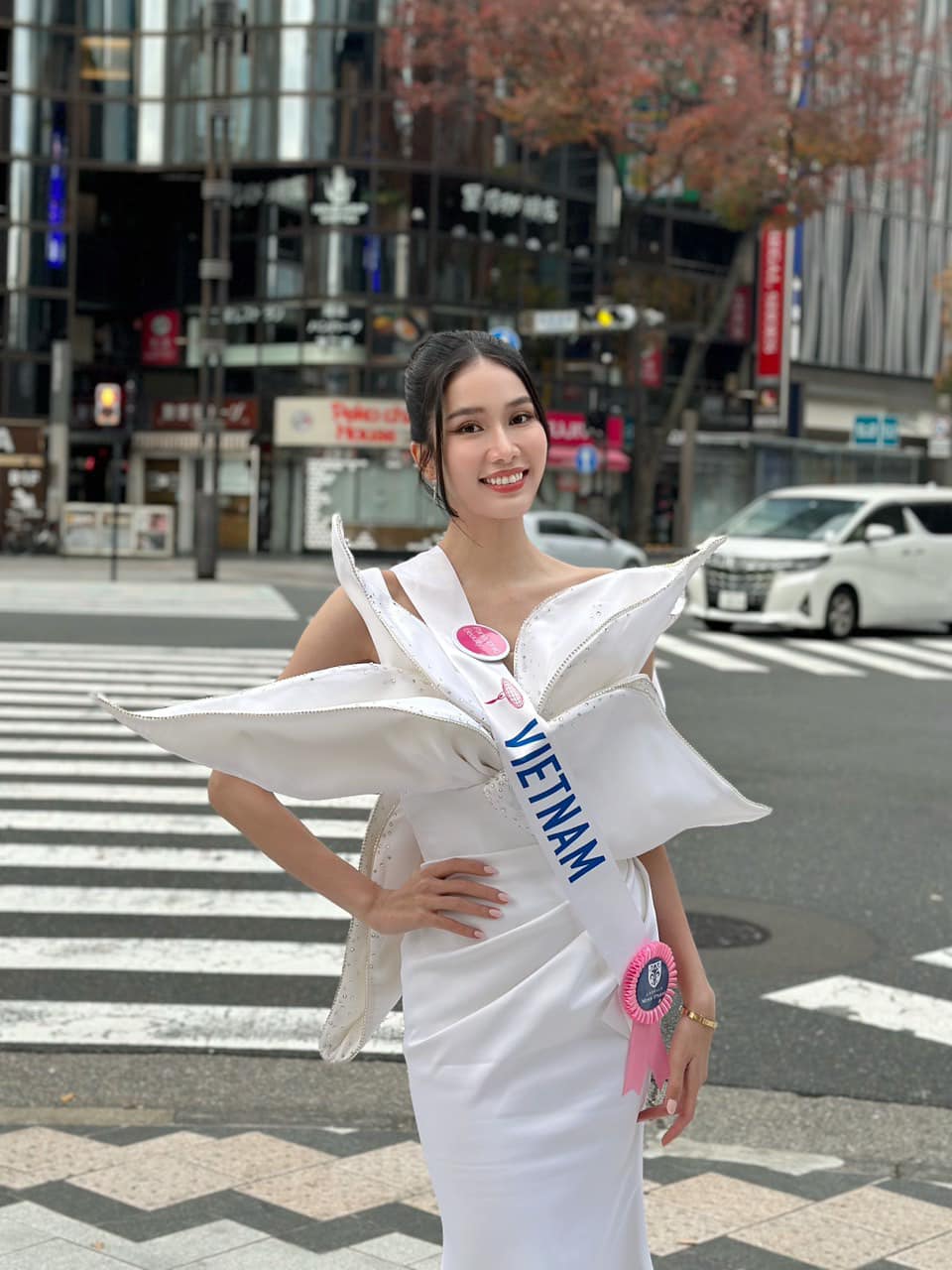 Stylist hé lộ chiến thuật váy áo của Phương Anh tại Miss International và mối quan hệ như &quot;cung đấu&quot; của giới NTK - Ảnh 4.
