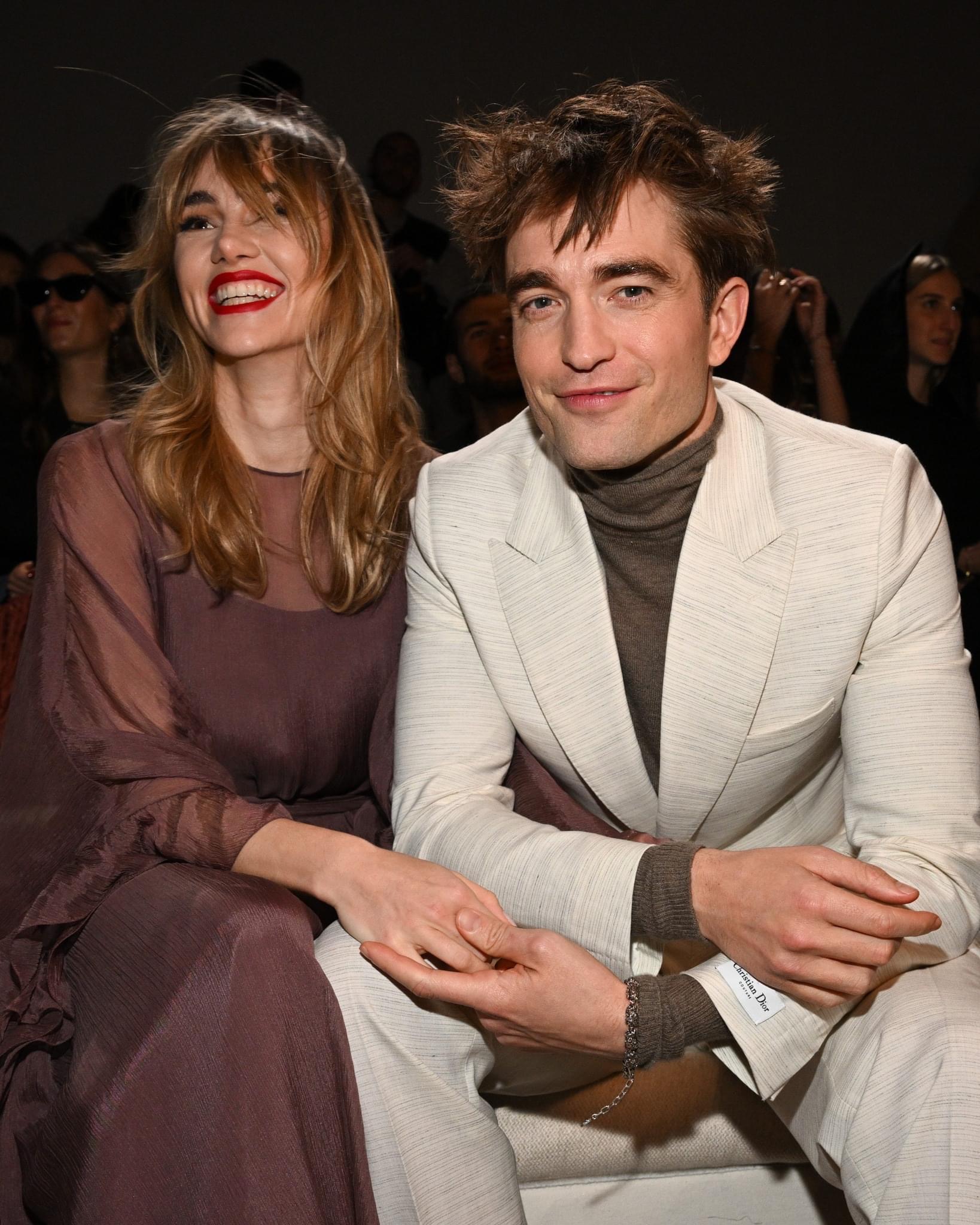 Ma cà rồng Robert Pattinson và bạn gái người mẫu lần đầu công khai lộ diện sau 4 năm yêu, visual cả đôi gây xôn xao - Ảnh 4.