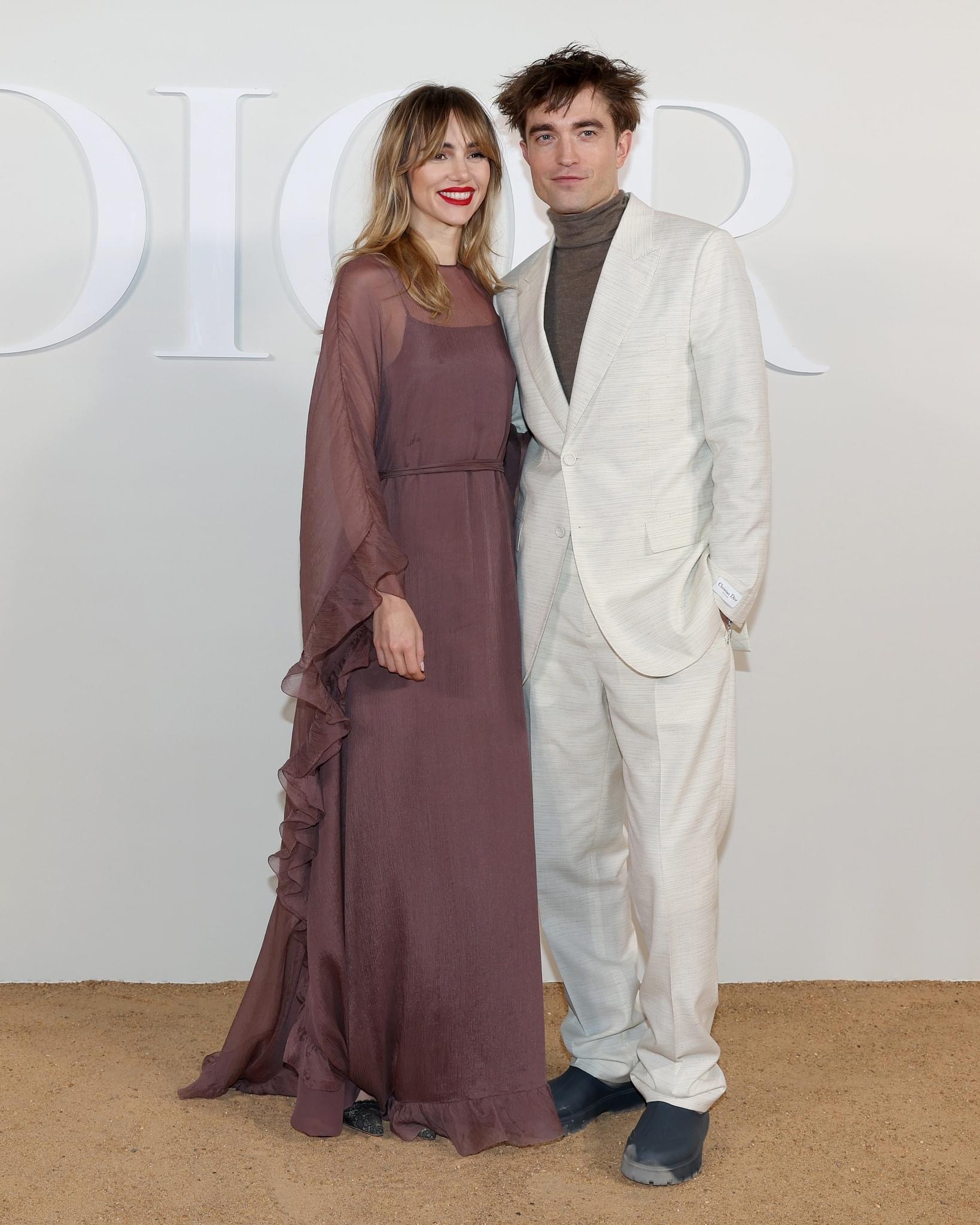 Ma cà rồng Robert Pattinson và bạn gái người mẫu lần đầu công khai lộ diện sau 4 năm yêu, visual cả đôi gây xôn xao - Ảnh 1.