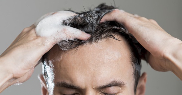 Cách chăm sóc tóc cho người bị nấm da đầu vào mùa đông - Ảnh 2.