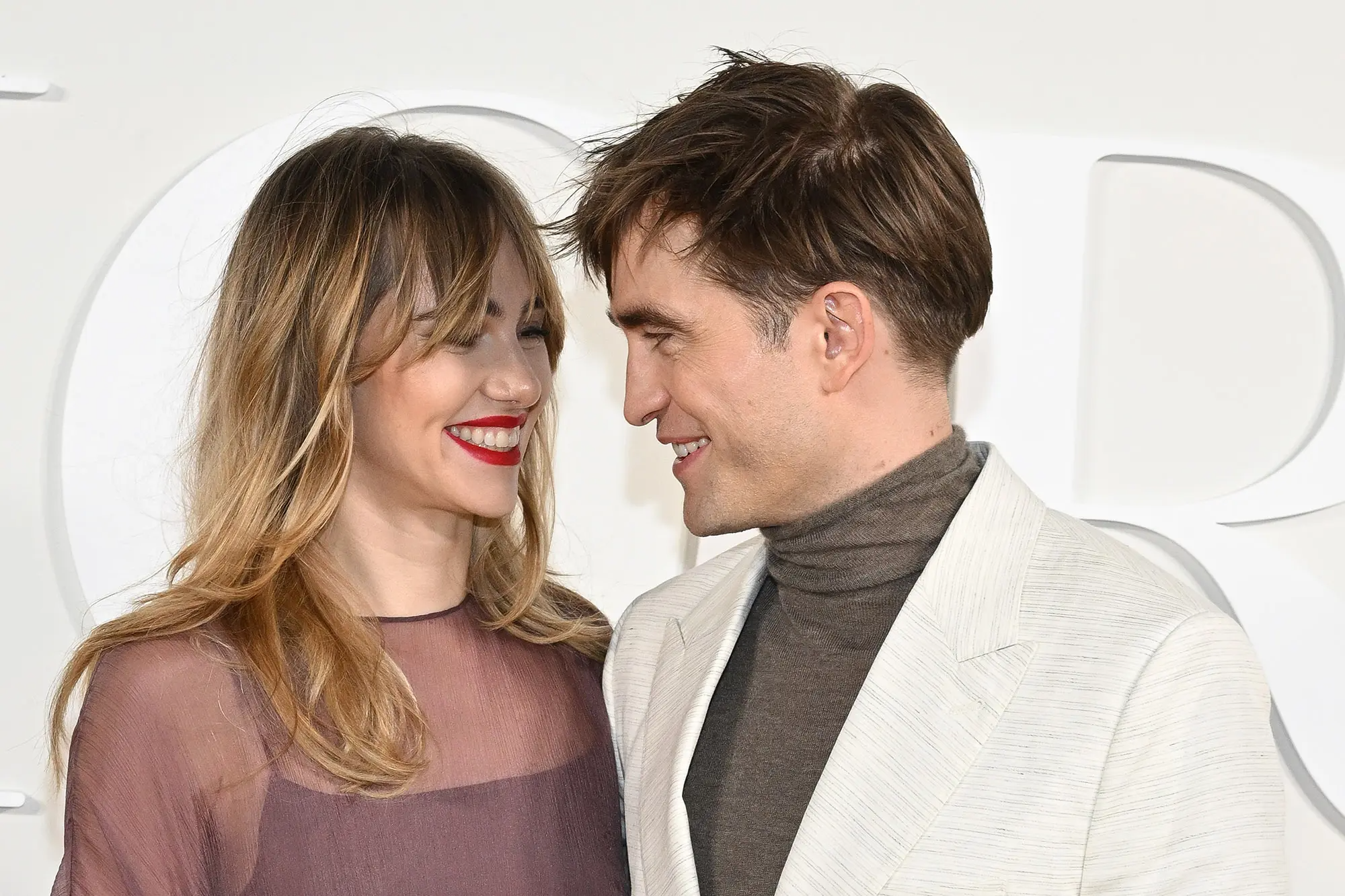 Ma cà rồng Robert Pattinson và bạn gái người mẫu lần đầu công khai lộ diện sau 4 năm yêu, visual cả đôi gây xôn xao - Ảnh 2.