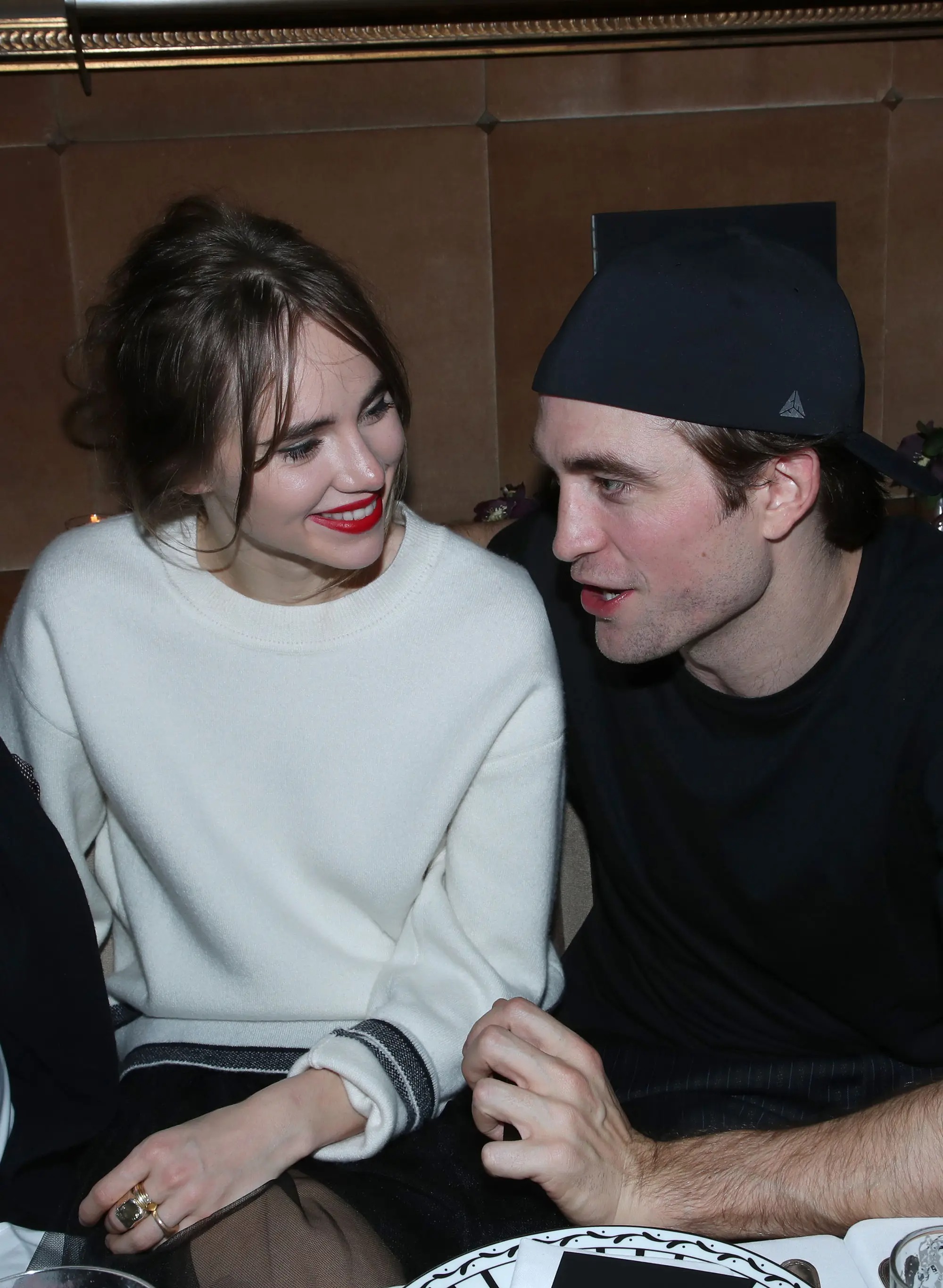 Ma cà rồng Robert Pattinson và bạn gái người mẫu lần đầu công khai lộ diện sau 4 năm yêu, visual cả đôi gây xôn xao - Ảnh 8.