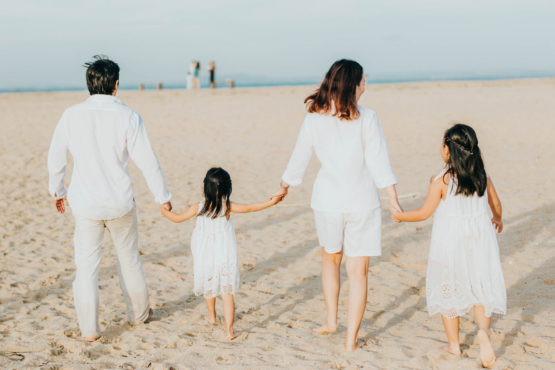 Không gian xanh mát cùng biển uốn lượn tạo nên bộ hình chụp ảnh gia đình đẹp nhất. Hãy để bức ảnh diễn tả tình cảm ấm áp, niềm vui của gia đình Việt Nam và sự phấn khởi khi chụp hình trên bãi biển.
