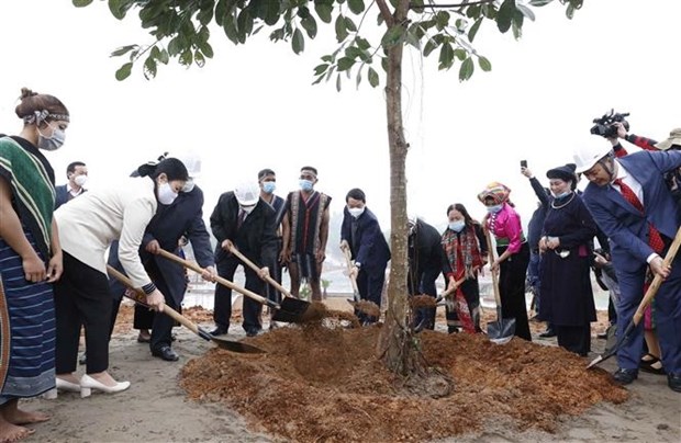 hủ tịch nước Nguyễn Xuân Phúc trồng cây lưu niệm tại Làng Văn hóa Du lịch các dân tộc Việt Nam