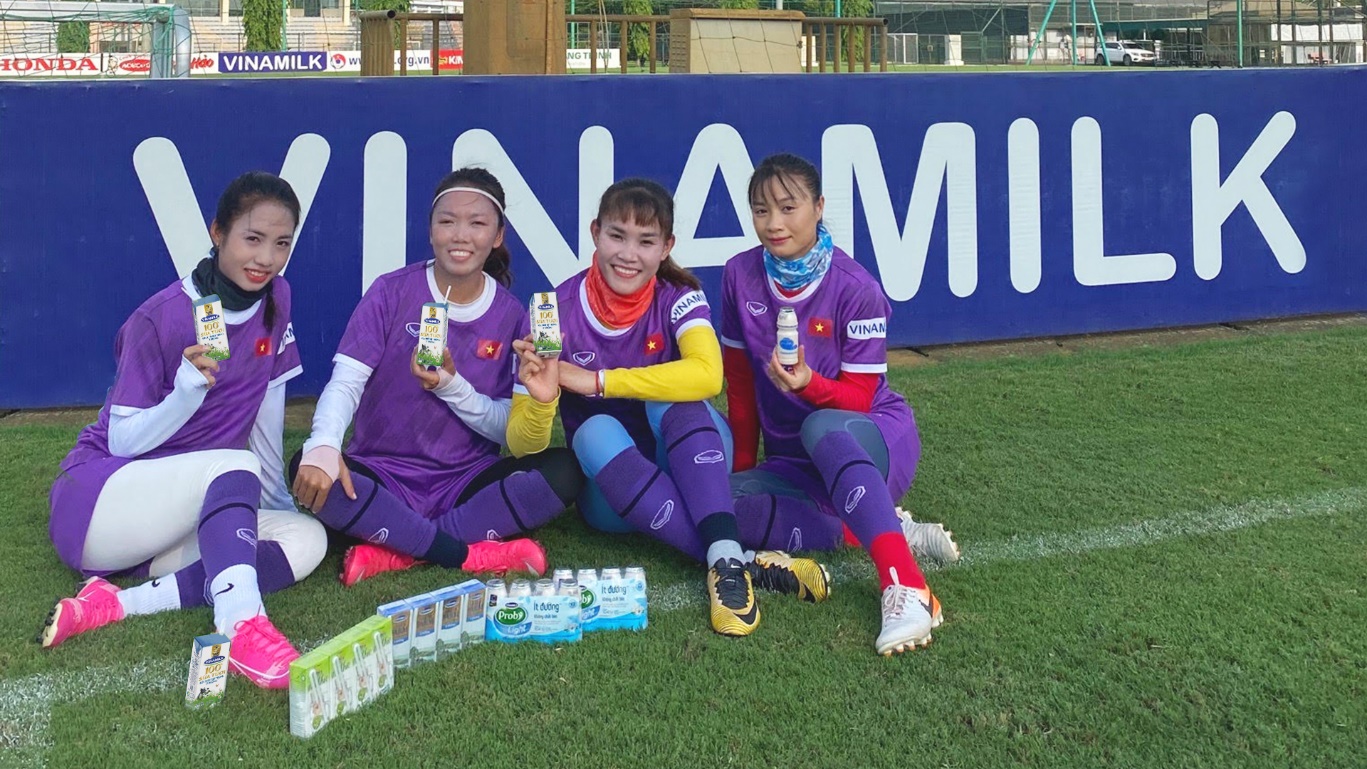 Vinamilk trao thưởng 500 triệu đồng và 2 năm sử dụng sản phẩm dinh dưỡng cho Đội tuyển bóng đá nữ quốc gia - Ảnh 3.
