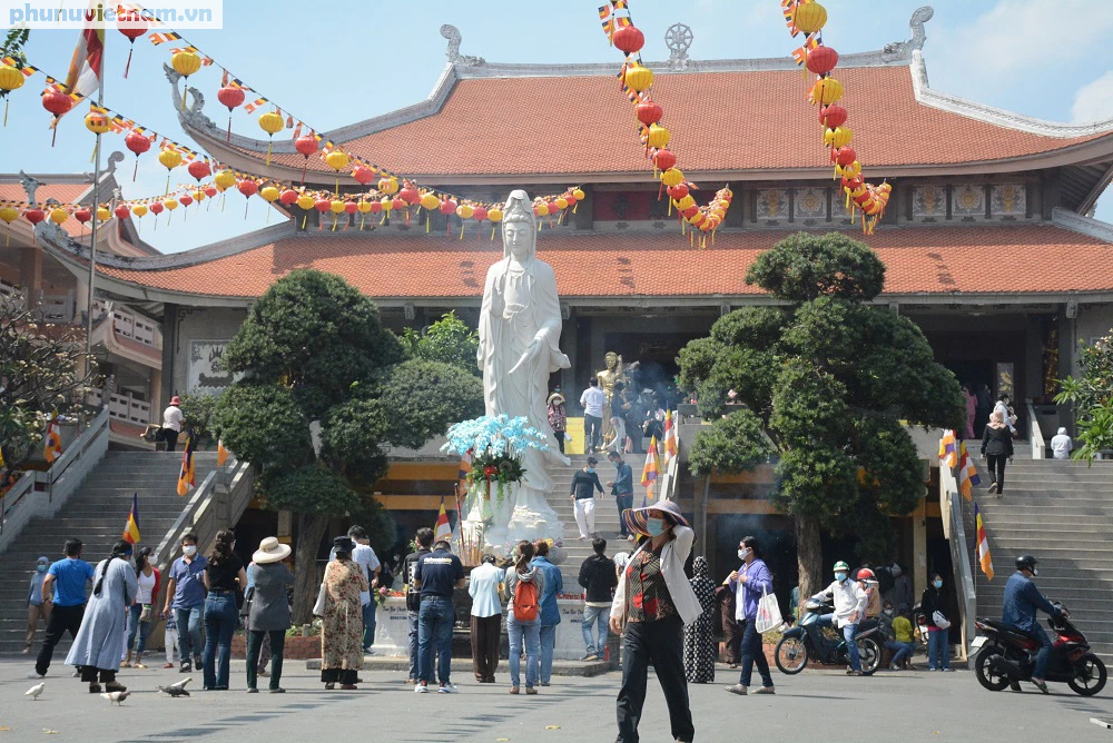 Người Sài Gòn đội nắng đi chùa ngày Rằm tháng Giêng - Ảnh 4.