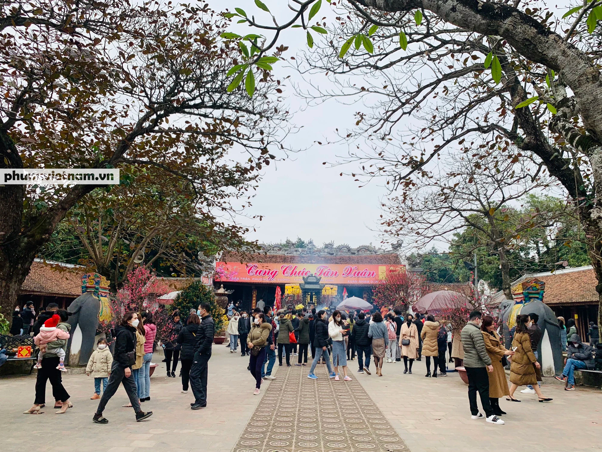 Đền Trần Nam Định những ngày đầu năm - Ảnh 2. Đền Trần Nam Định những ngày đầu năm - Ảnh 2.