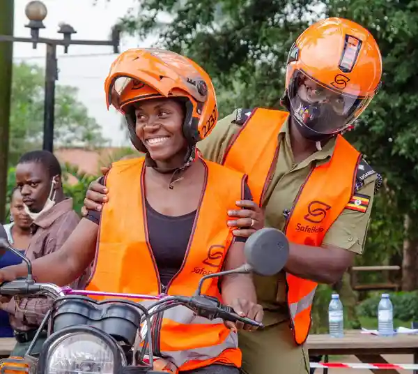 Người phụ nữ lái xe máy phá vỡ cấm kỵ ở Uganda - Ảnh 1.