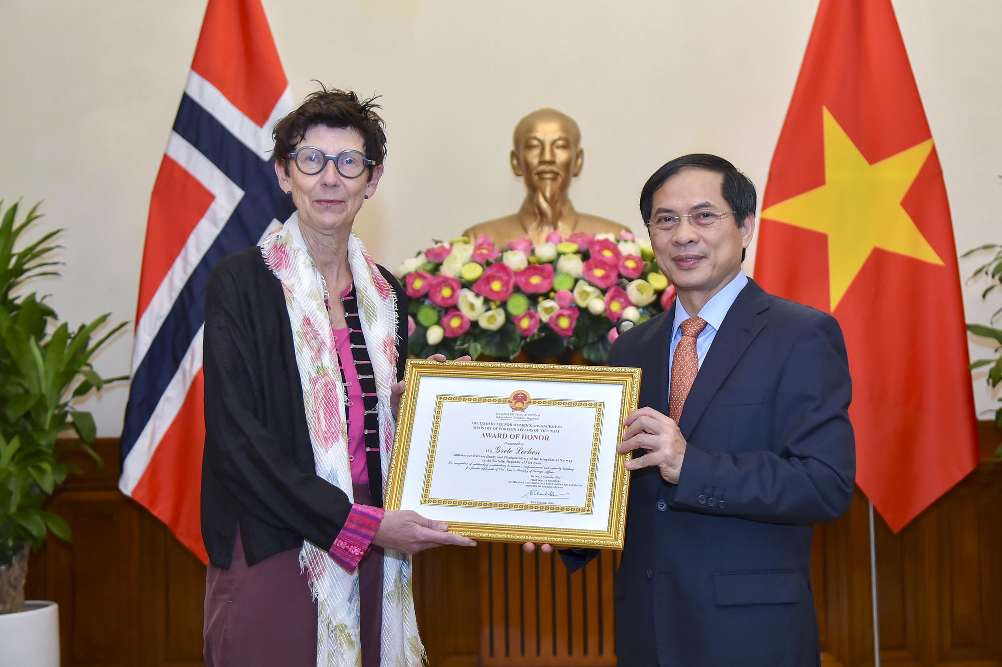  Đại sứ Na Uy tại Việt Nam Grete Lochen: 