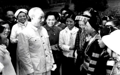 Chủ tịch Hồ Chí Minh với đại biểu dự Đại hội đại biểu Phụ nữ toàn quốc lần thứ III, tháng 3/1961 Ảnh tư liệu
