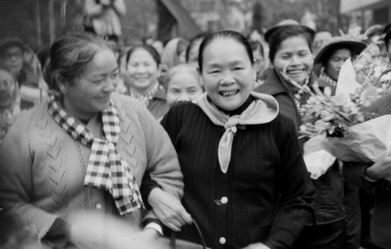 Chủ tịch Hội LHPN Việt Nam Nguyễn Thị Thập (phải) đón đồng chí Nguyễn Thị Định (trái) và đoàn đại biểu Hội LHPN Giải phóng miền Nam tham dự Đại hội đại biểu Phụ nữ toàn quốc lần thứ IV, năm 1974 Ảnh tư liệu
