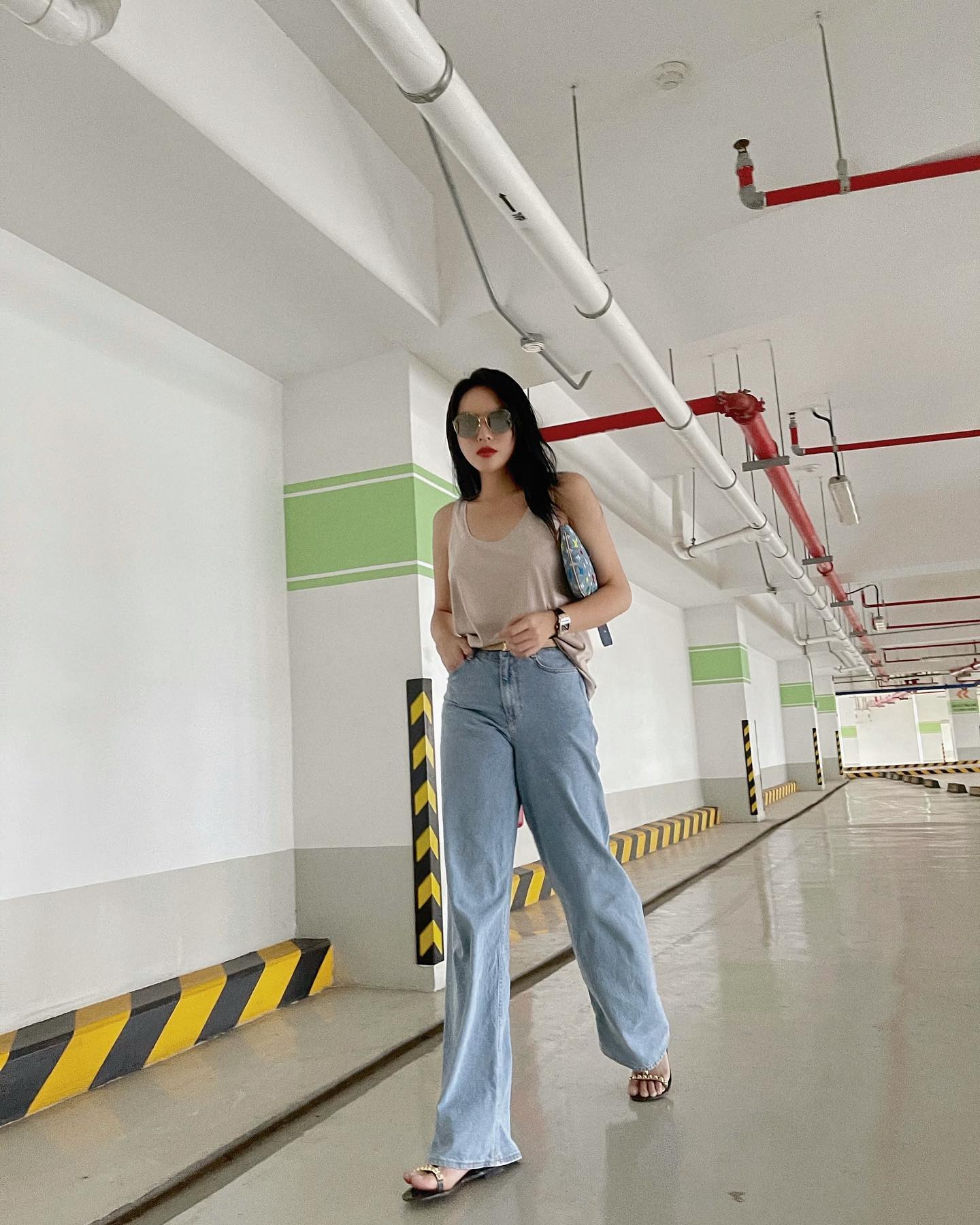 Sao Việt diện quần jeans ống rộng đơn giản theo 13 cách sành điệu xuất sắc - Ảnh 8.