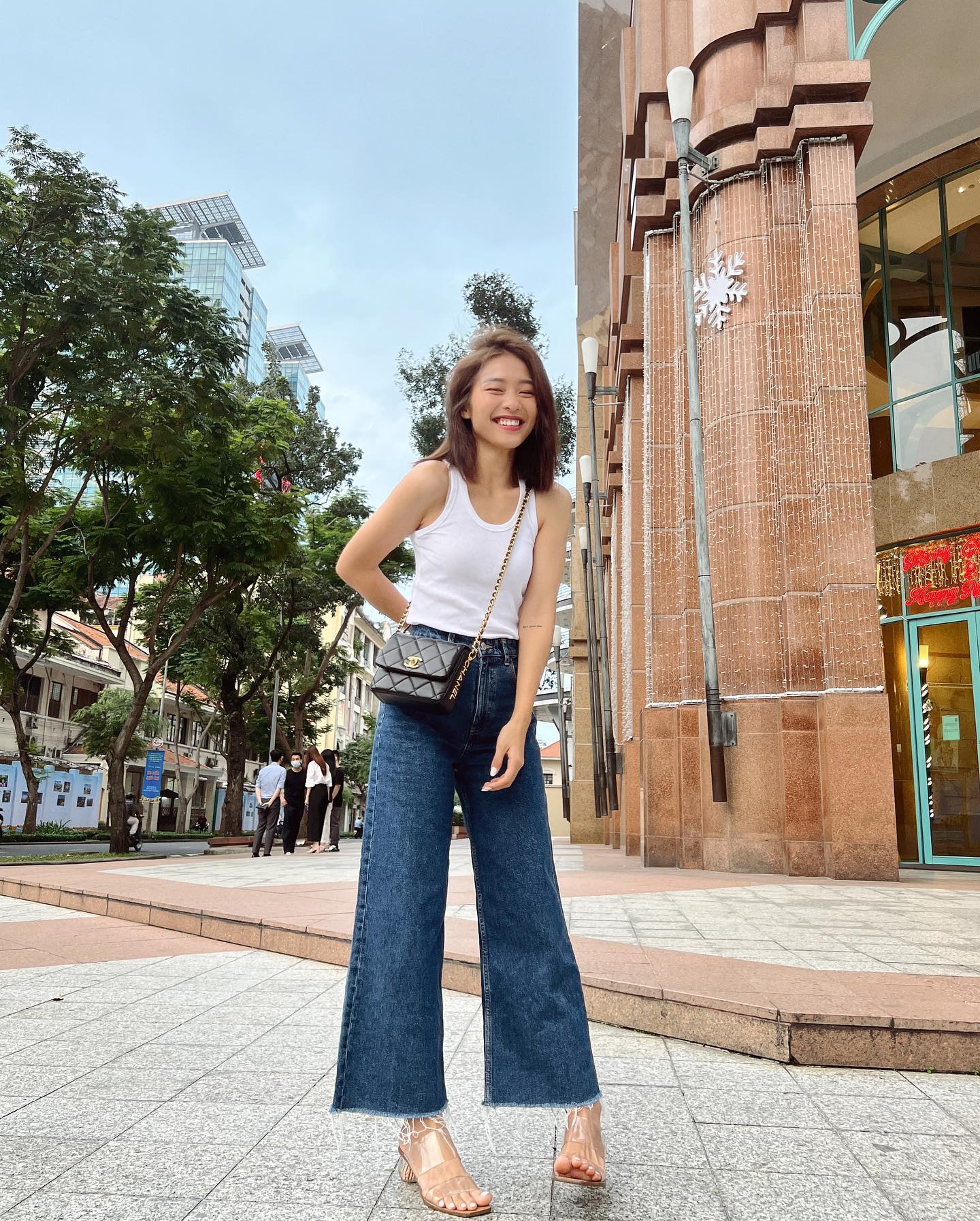 Sao Việt diện quần jeans ống rộng đơn giản theo 13 cách sành điệu xuất sắc - Ảnh 3.