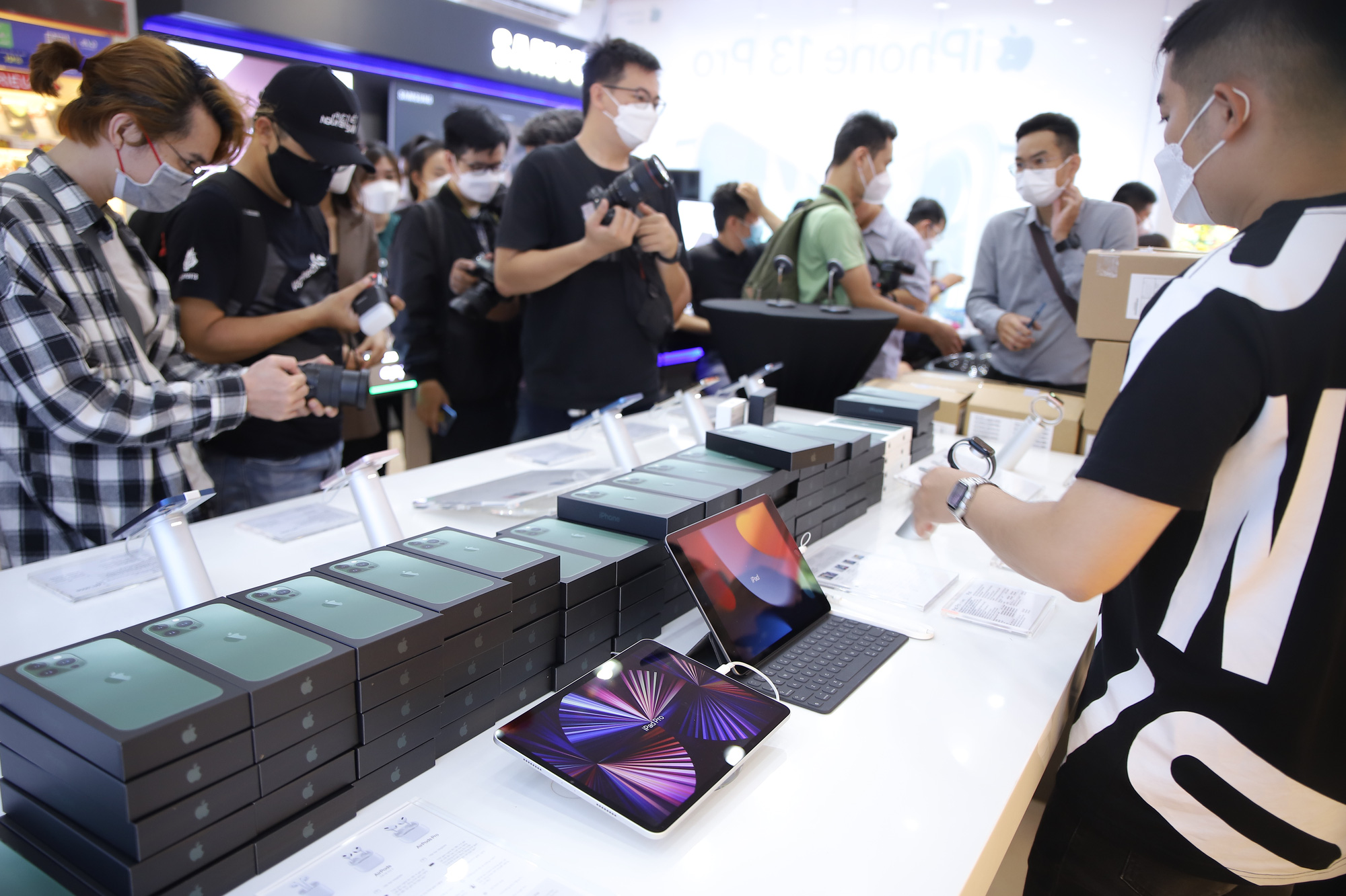 iPhone 13 Pro Max màu Xanh lá đã lên kệ tại FPT Shop, nhiều ưu đãi hấp dẫn - Ảnh 2. iPhone 13 Pro Max màu Xanh lá đã lên kệ tại FPT Shop, nhiều ưu đãi hấp dẫn - Ảnh 2.