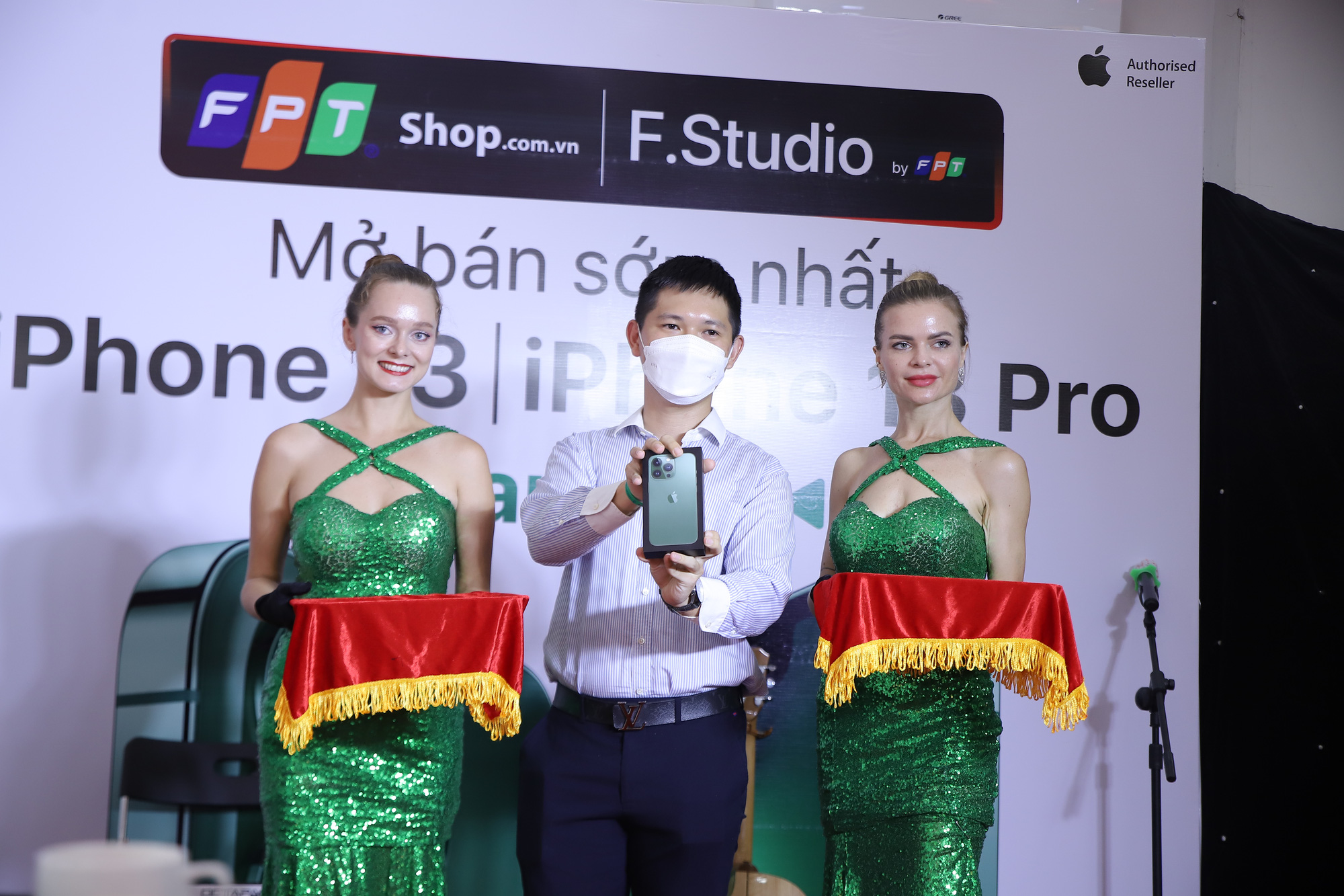 iPhone 13 Pro Max màu Xanh lá đã lên kệ tại FPT Shop, nhiều ưu đãi hấp dẫn - Ảnh 1. iPhone 13 Pro Max màu Xanh lá đã lên kệ tại FPT Shop, nhiều ưu đãi hấp dẫn - Ảnh 1.