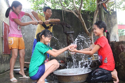 Xâm nhập mặn, thiếu nước sạch tác động tiêu cực tới phụ nữ, trẻ em Đồng bằng sông Cửu Long - Ảnh 1.