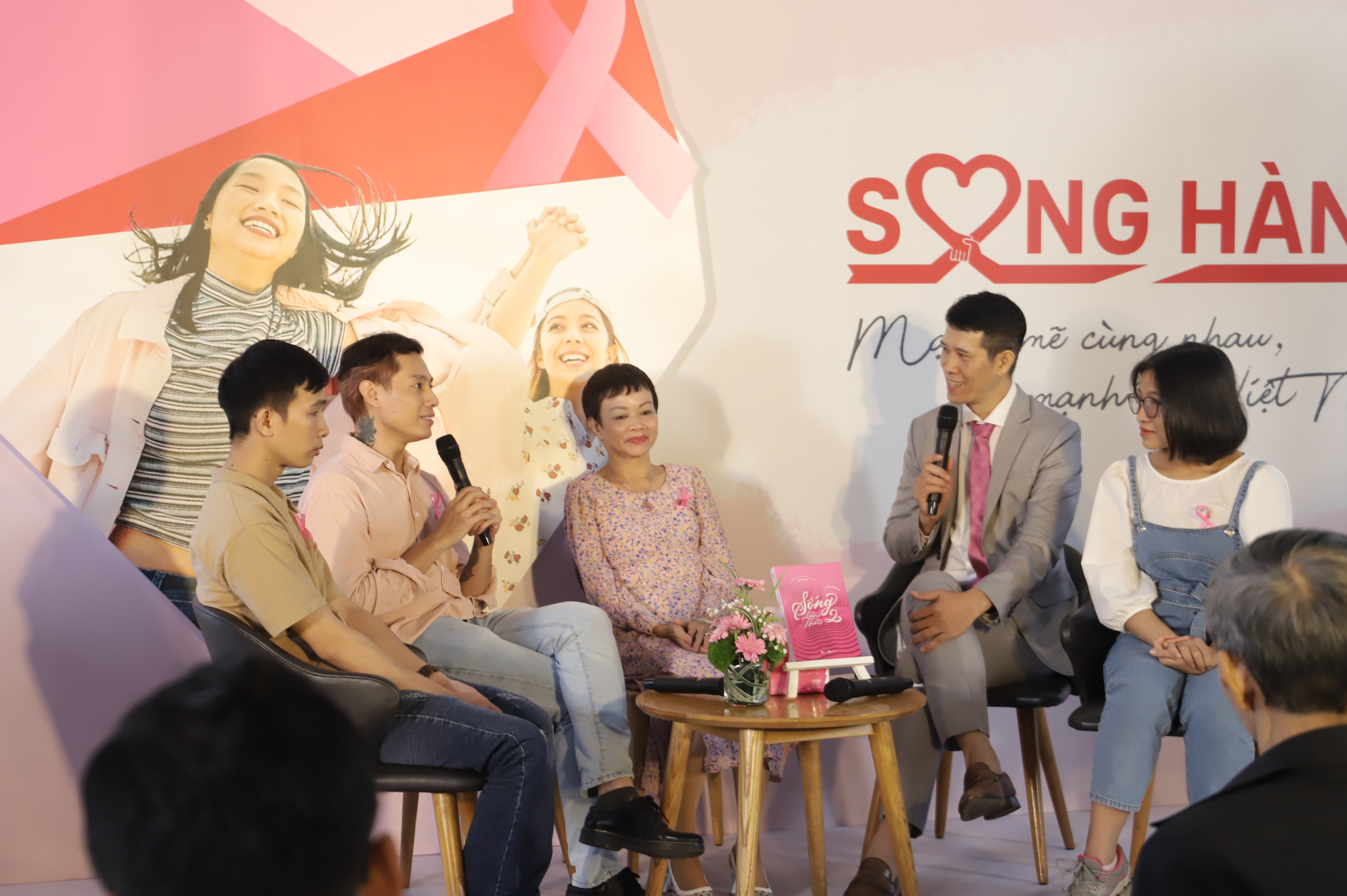 Bài viết xúc động của một người mẹ mắc bệnh ung thư vú gửi đến con trai - Ảnh 2. Bài viết xúc động của một người mẹ mắc bệnh ung thư vú gửi đến con trai - Ảnh 2.