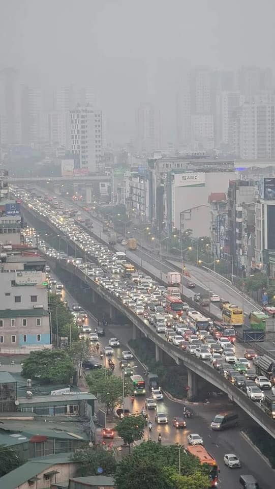 Hàng nghìn phương tiện ùn ùn rời Hà Nội: Cửa ngõ thủ đô &quot;thất thủ&quot; - Ảnh 3.