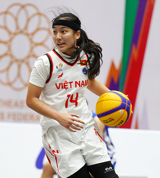 Cầu thủ Kaylynne Trương trong trận với Philippines