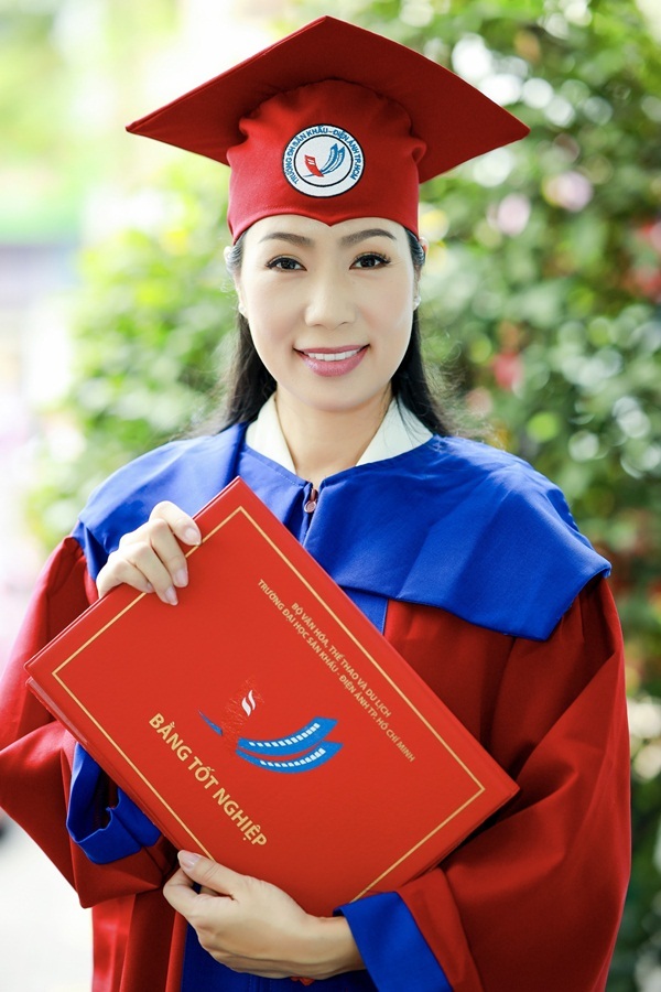 Showbiz Việt có 1 nữ diễn viên: U50 vẫn miệt mài học đại học, cô con gái mới đỉnh, 12 năm là Học sinh Giỏi, được đi thi Olympic - Ảnh 2.