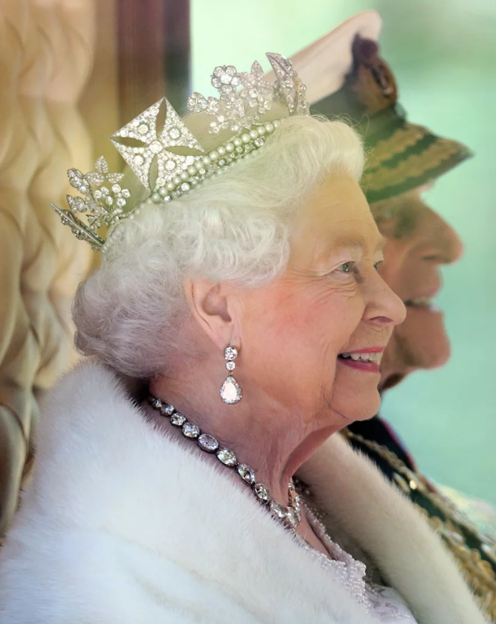 5 bảo vật vô giá của Nữ hoàng Anh mà dân chúng được chiêm ngưỡng ngoài đời thực nhân đại lễ Bạch Kim - Ảnh 1.