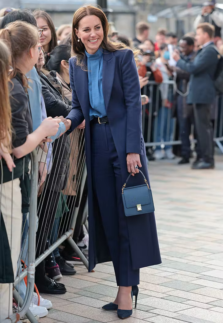 Chiếc túi bình dân được Kate Middleton đeo tận 2 lần 1 tuần: Đẹp, gọn, giá quá &quot;dễ thương&quot;! - Ảnh 1.