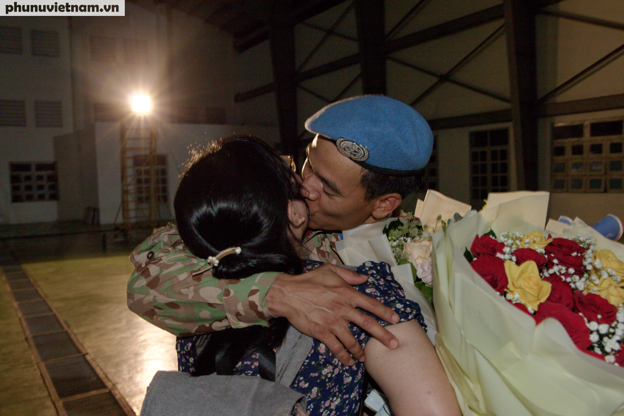 Nu hôn nồng cháy mà chiến sĩ Nguyễn Văn Tám như thể muốn bù đắp tất cả cho người vợ  vượt cạn và nuôi con khi không có mình bên cạnh