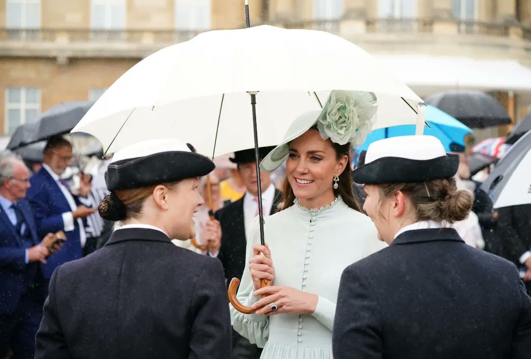 Công nương Kate xinh đẹp rạng ngời trong sự kiện bất chấp thời tiết xấu, nhà Meghan Markle &quot;đoàn tụ&quot; với hoàng gia Anh - Ảnh 4.