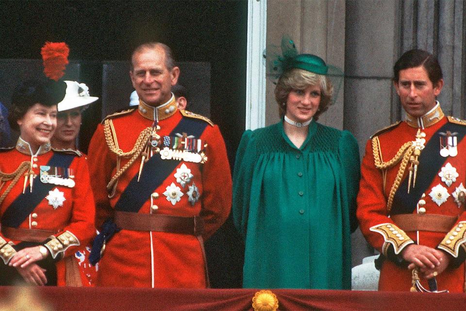 Khoảnh khắc để đời của các thành viên hoàng gia Anh khi xuất hiện trên ban công Cung điện, các con nhà Công nương Kate nổi bật nhất - Ảnh 2.