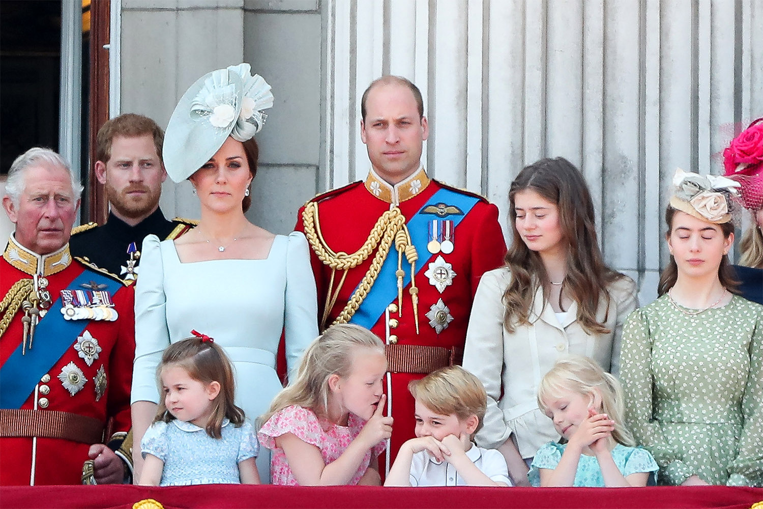Khoảnh khắc để đời của các thành viên hoàng gia Anh khi xuất hiện trên ban công Cung điện, các con nhà Công nương Kate nổi bật nhất - Ảnh 8.