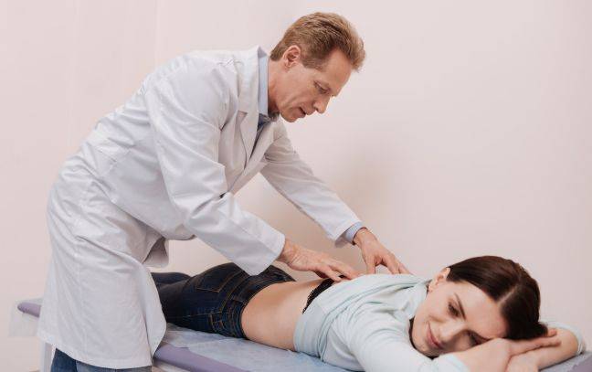 Phụ nữ bị đau lưng có thể do 4 nguyên nhân, làm ngay 5 việc giúp thư giãn cột sống - Ảnh 1.
