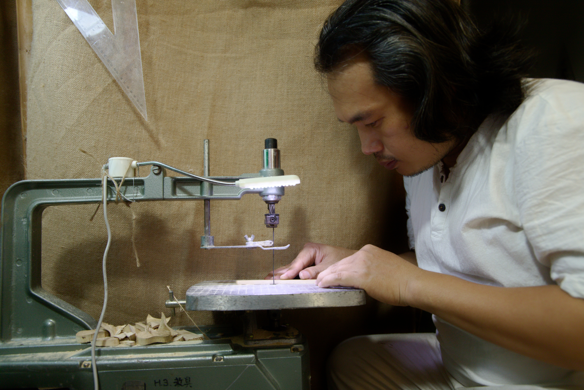 Nghệ nhân Thanh Phận đang chế tác vật dụng từ chất liệu tre, nứa