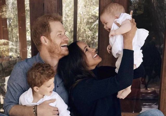 Meghan Markle lộ diện trước khi dự đại lễ Bạch Kim, gây sốt truyền thông với bức hình mới chứa chi tiết đặc biệt - Ảnh 2.