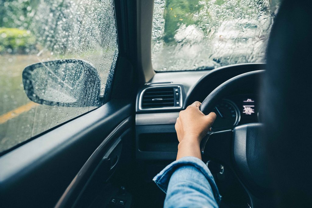 Những nguyên tắc giúp các chị em lái xe an toàn dưới trời mưa lớn - Ảnh 2.