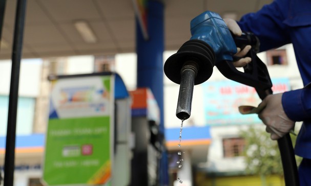 Xăng dầu tiếp tục tăng giá, RON95 gần 28.500 đồng/lít - Ảnh 1.