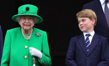 Hành động đầy tinh tế của Nữ hoàng Anh ở ban công Cung điện đã làm thay đổi chắt trai George  - Ảnh 3.