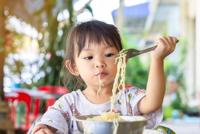 3 món ăn này không nên cho trẻ ăn sáng, vừa không có dinh dưỡng vừa gây hại cho sức khỏe - Ảnh 4.
