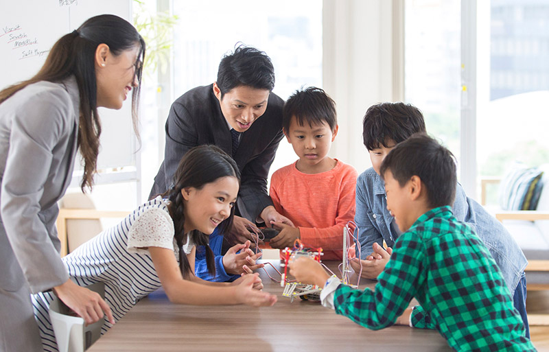 Con hỏi &quot;Gia đình mình có bao nhiêu tiền&quot;, câu trả lời khác nhau của hai phụ huynh quyết định cuộc sống hoàn toàn khác nhau của con cái - Ảnh 3.