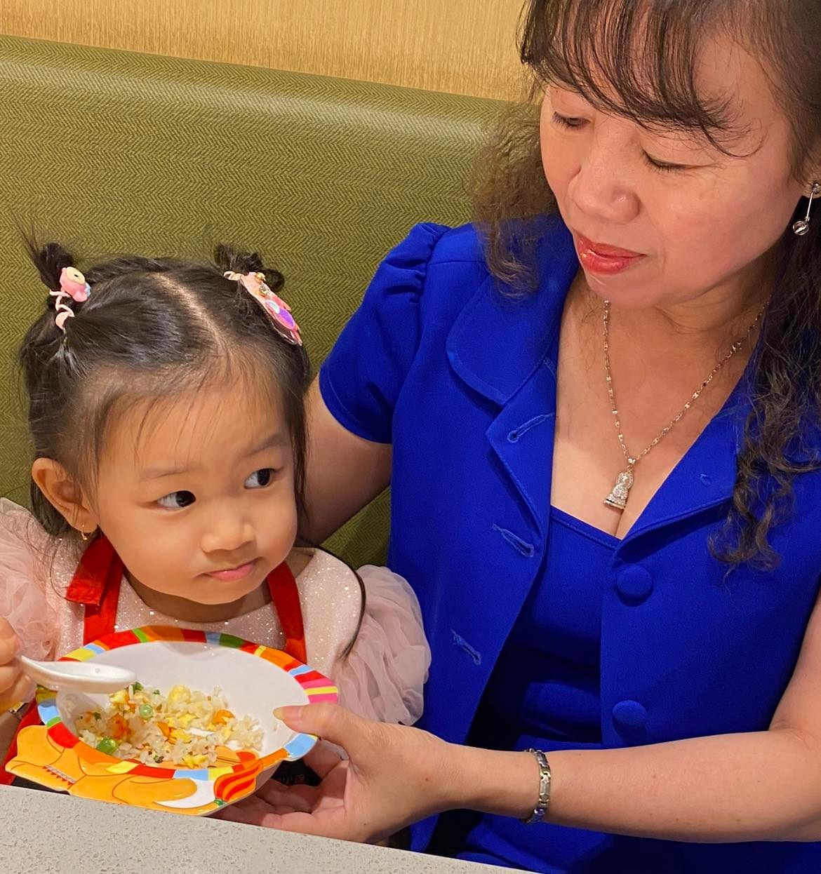 ''Mẹ ngoại'' khéo tay lên thực đơn cho cháu gái cả tháng không trùng, món ăn không chỉ đẹp, ngon mà còn tuân thủ theo chuyên gia dinh dưỡng - Ảnh 1.