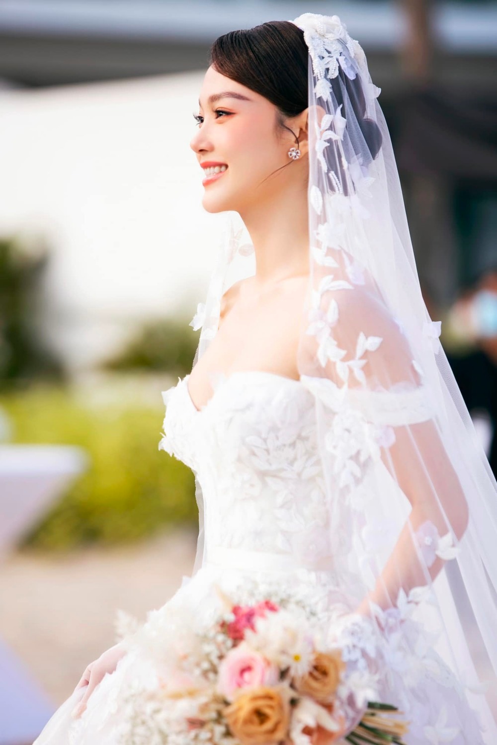 Bóc giá hai bộ váy cưới &quot;ngót&quot; nửa tỷ đồng của cô dâu Minh Hằng - Ảnh 2.