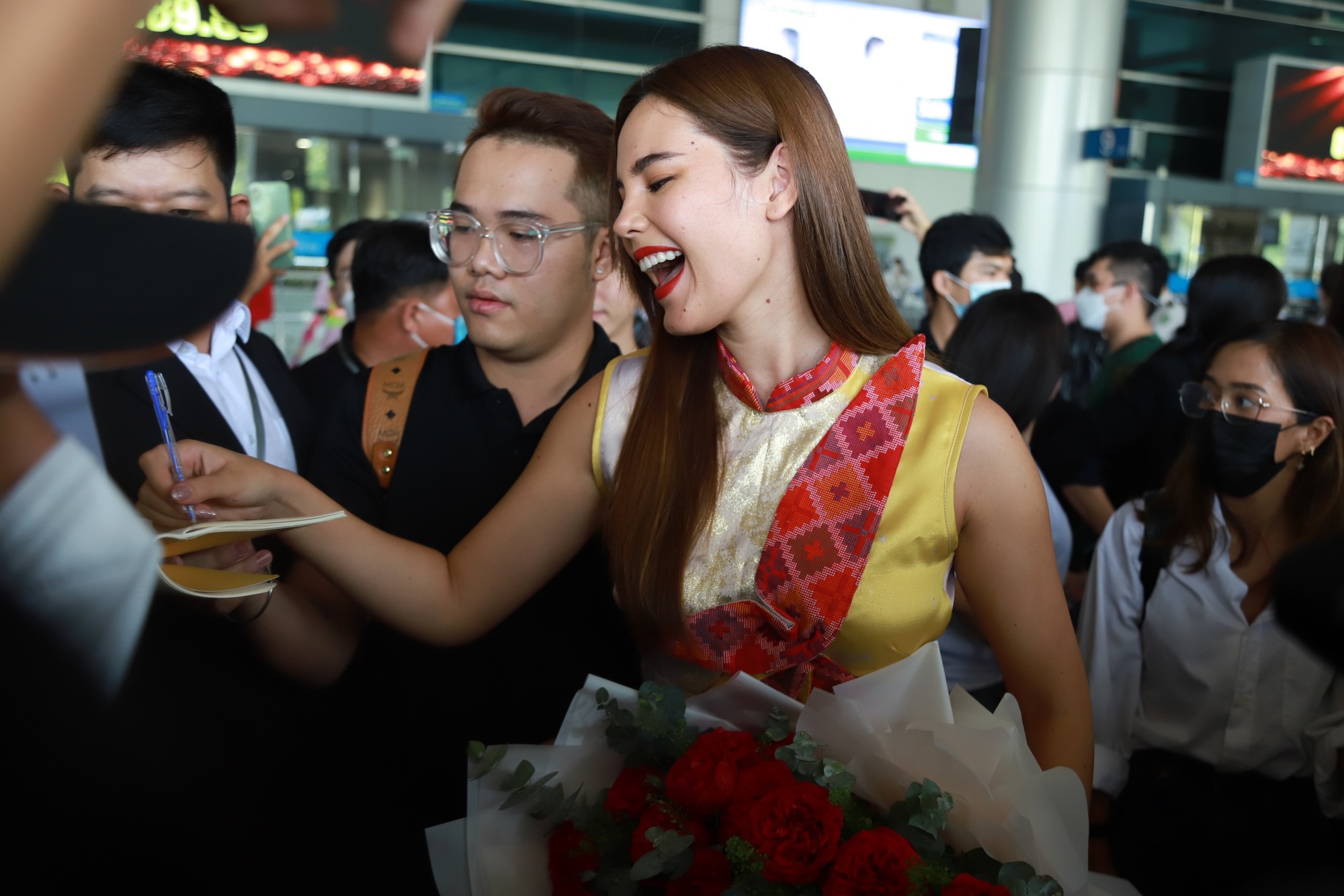 Hoa hậu Hoàn vũ Catriona Gray rạng rỡ, liên tục nói &quot;Xin chào&quot; khi đến Việt Nam - Ảnh 6.