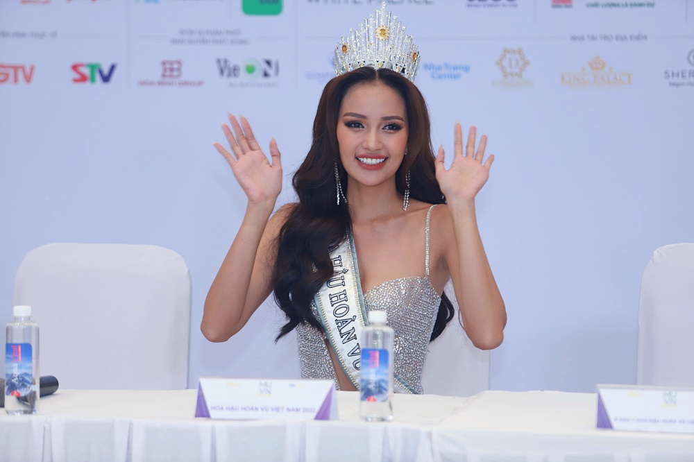 Top 3 Hoa hậu Hoàn vũ Việt Nam 2022 sau đêm Chung kết: Ngọc Châu tiết lộ chuyện hẹn hò, Thảo Nhi chia sẻ yếu điểm của bản thân - Ảnh 4.